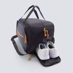 Maletin-negro-de-estilo-casual-en-tela-poliester-con-diferentes-compartimientos.