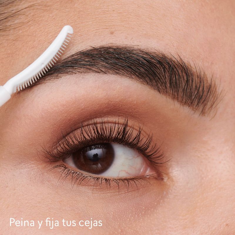 Peina-y-fija-tus-cejas-con-la-mascara-de-pestañas-en-gel-invisible