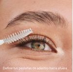 Define-tus-pestañas-de-adentro-hacia-afuera-con-la-mascara-de-pestañas-en-gel-invisible