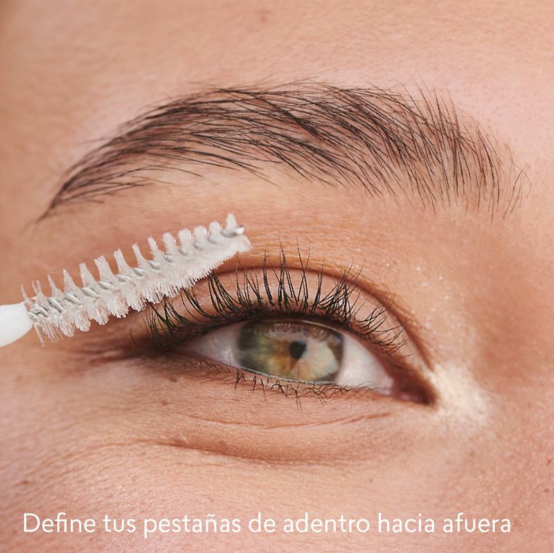 Define-tus-pestañas-de-adentro-hacia-afuera-con-la-mascara-de-pestañas-en-gel-invisible