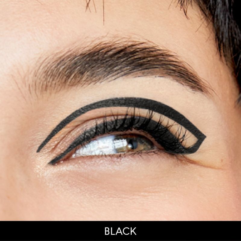 Delineado-de-ojos-con-alta-precision-en-el-tono-black