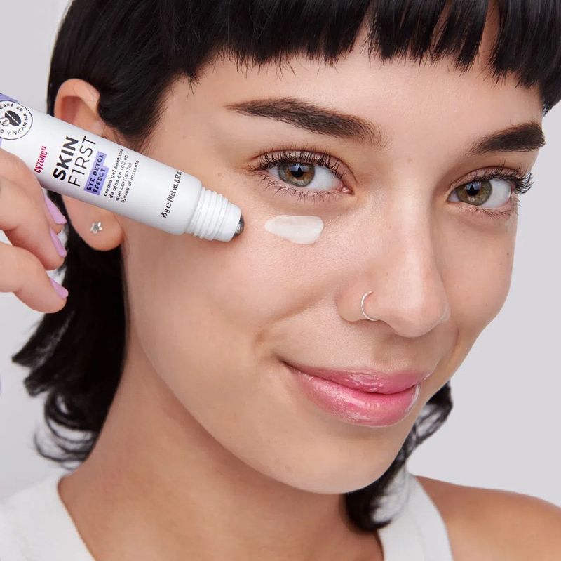 Mujer-aplicandose-la-crema-para-contorno-de-ojos-de-la-li-nea-Skin-First