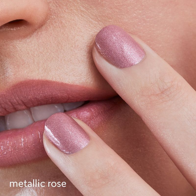 Mujer-luciendo-sus-uñas-hechas-con-el-esmalte-de-uñas-en-el-tono-metallic-rose