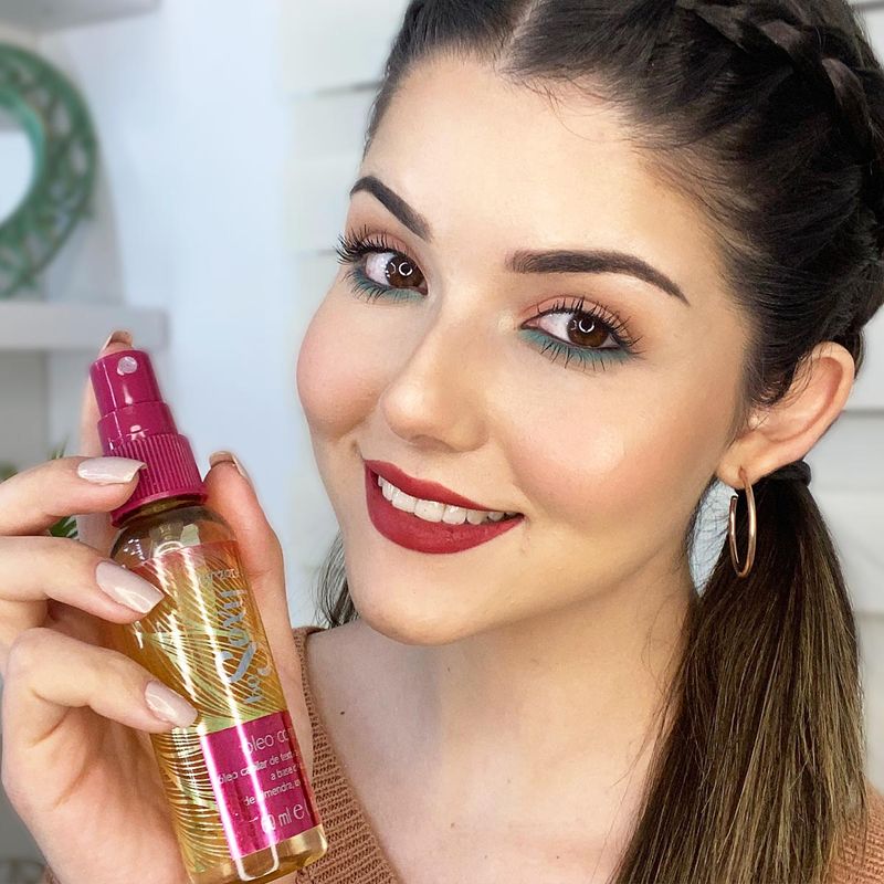Tratamiento-anti-frizz-que-deja-el-cabello-libre-de-humedad-e-ideal-para-las-puntas-abiertas