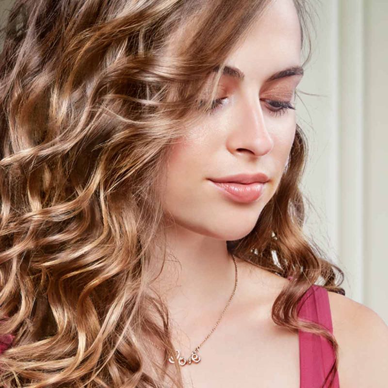 Cabello-sin-frizz-y-sin-puntas-abiertas-gracias-al-tratamiento-anti-frizz-Be-Sexy