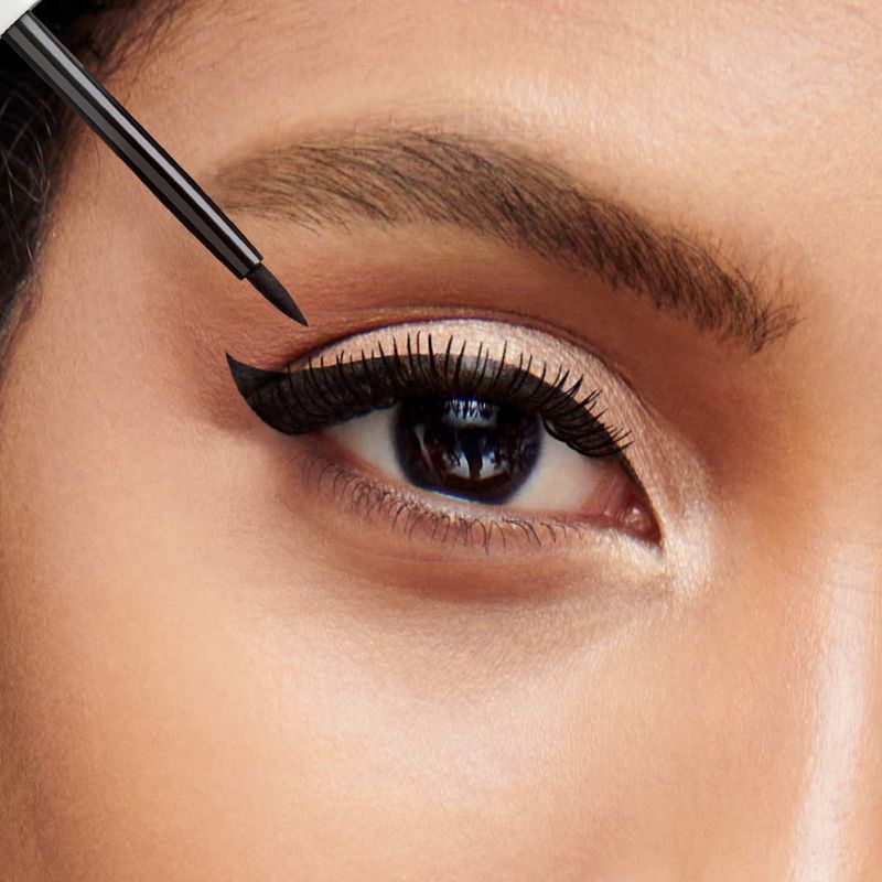 Delineado-de-ojos-con-pigmentacion-fuerte-