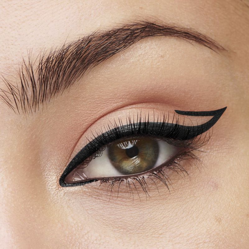 Como-hacer-un-delineado-cat-eye-con-eldelineador-liquido-Line-4-Ever-CyPlay