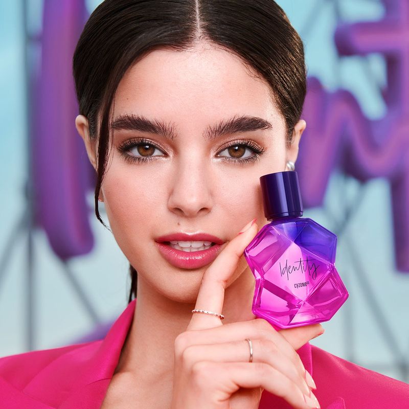 Perfume-de-mujer-Identity-con-aroma-frutal-de-larga-duracion