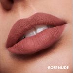 Labios-con-el-labial-mate-en-su-tono-rose-nude-de-color-intenso