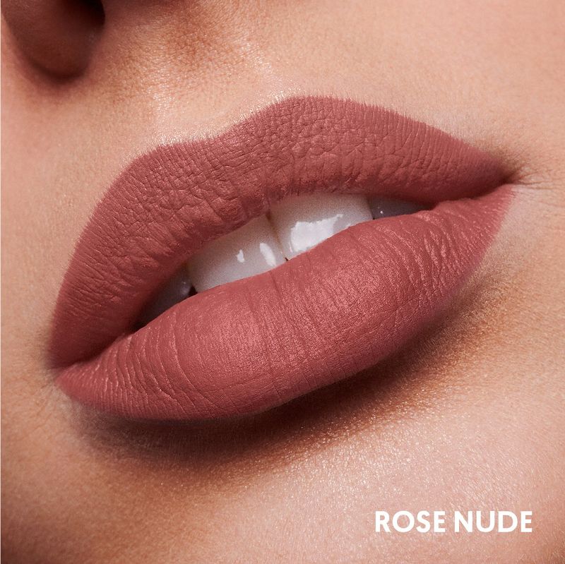 Labios-con-el-labial-mate-en-su-tono-rose-nude-de-color-intenso