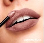 Labios-con-el-labial-mate-en-su-tono-almond-nude-de-color-intenso