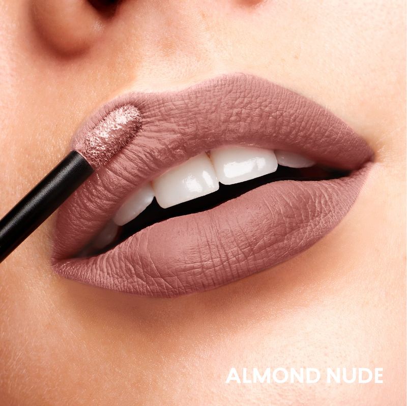 Labios-con-el-labial-mate-en-su-tono-almond-nude-de-color-intenso