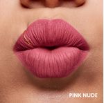 Labios-con-el-labial-mate-en-su-tono-blossom-nude-de-color-intenso